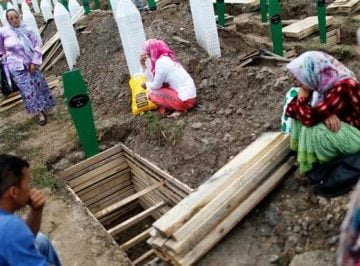 srebrenica-more-suza-na-tabutima-zrtava-poruka-je-cijelome-svijetu-da-bude-bolji_4-400x266