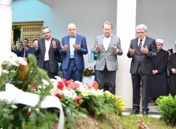 obiljezena-prva-godisnjica-smrti-sulejman-tihic-je-bio-primjer-i-kao-politicar-i-kao-covjek 1443363495 21-400x265