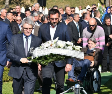 Screenshot 2019-10-19 Vrh SDA odao počast Aliji Izetbegoviću Velike su šanse da na pravi način završimo njegovu borbu
